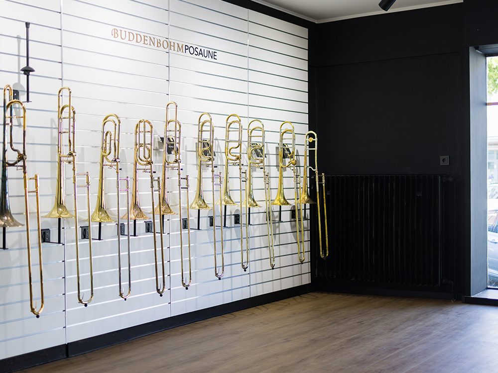 Buddenbohm Posaunen an der Fensterseite des Showrooms