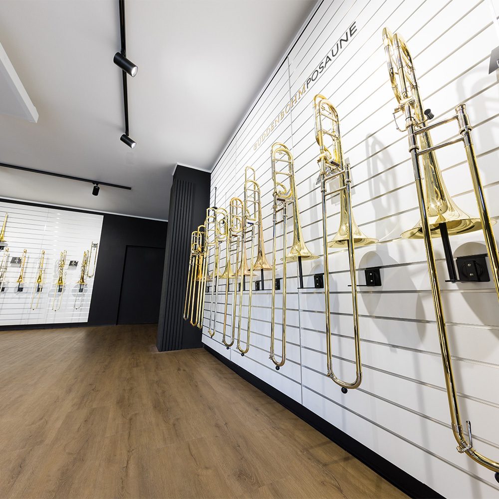 Blick auf die Posaunenwand im Showroom Bückeburg