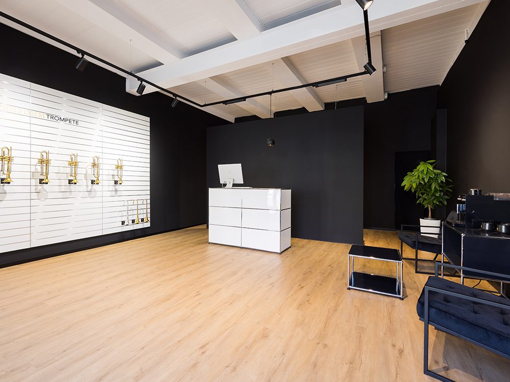 Beratungstheke und Loungebereich im BUDDENBOHM Showroom