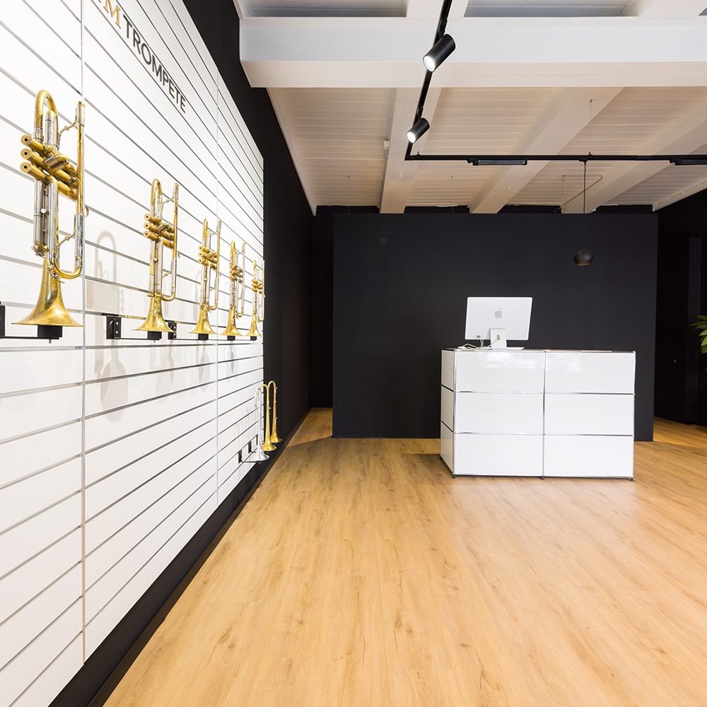 Trompetenwand und Beratungstheke im BUDDENBOHM Showroom